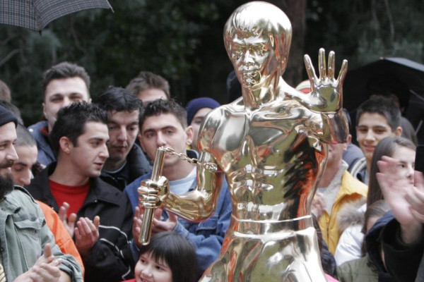 चोरी भएको एक वर्षपछि ‘ब्रुस ली’को मूर्ति पुरानै स्थानमा राखियो